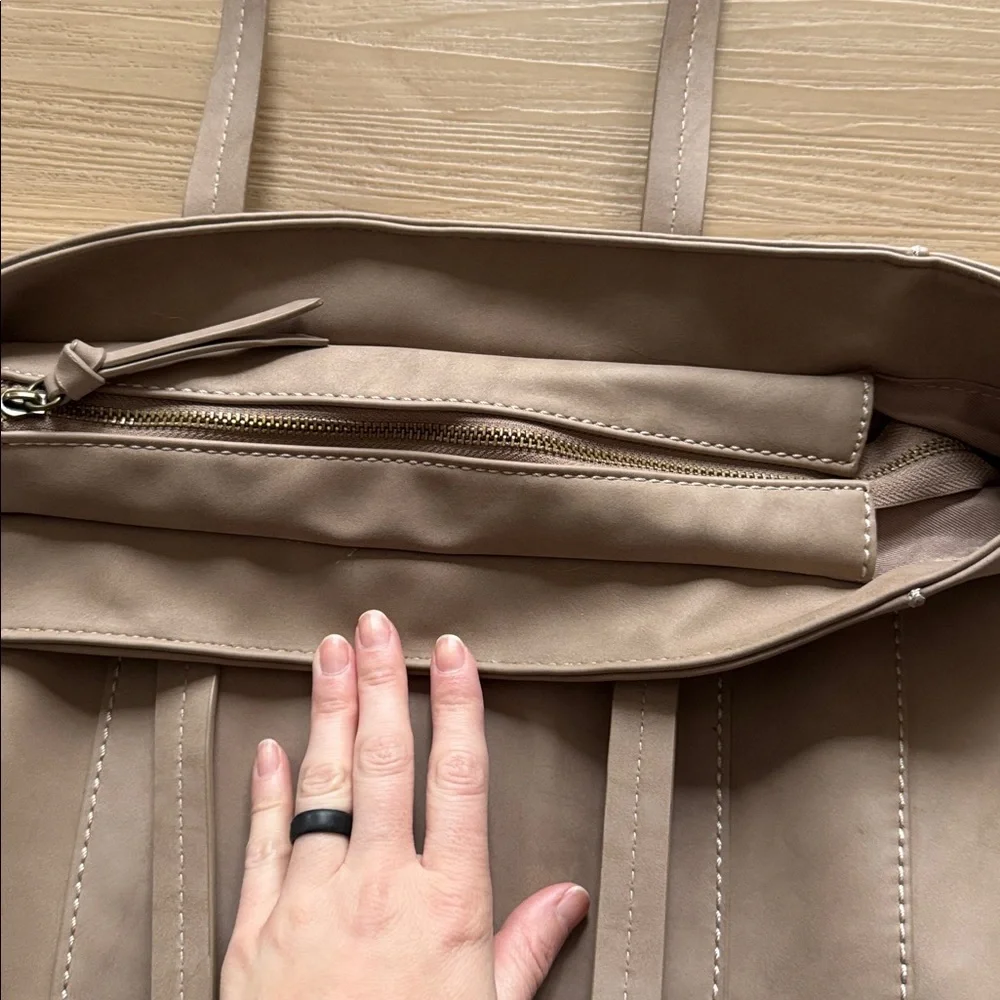 Universal Thread Tote - Picture 3 of 7
